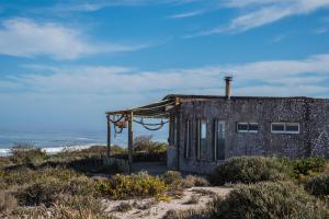 ein altes Steinhaus am Strand in der Unterkunft Grootvlei Guest Farm in Lambertʼs Bay + 24 Fotos