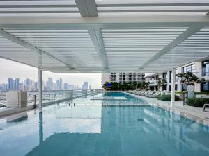 uma grande piscina no topo de um edifício em Trophy - Serene Seaside Retreat em Dubai