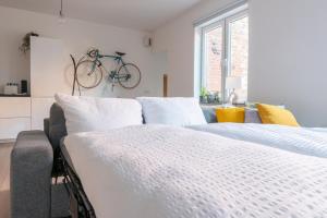 a bedroom with a bed and a bike on the wall at Luxuriöses Apartment, 10min Innenstadt, Parkplatz in Erfurt