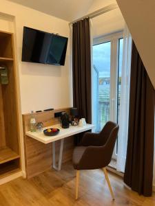 a room with a table and a chair and a window at Vorgebirgsblick Gästezimmer mit Self-Check-in unter neuer Verwaltung in Bornheim