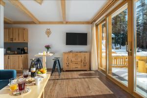 Televízia a/alebo spoločenská miestnosť v ubytovaní Rent like home - Hidden Hill Szymaszkowa 12