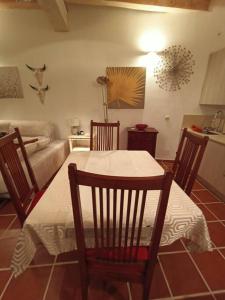 sala de estar con mesa, sillas y sofá en Casita de ensueño, en la sierra de Segovia, en Segovia