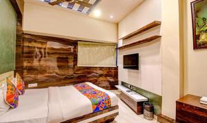 Tempat tidur dalam kamar di FabHotel Abis Inn