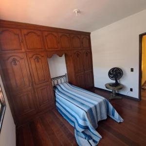 Un dormitorio con una cama con una manta azul. en Casa para fins de semana e curta temporada, en Río de Janeiro