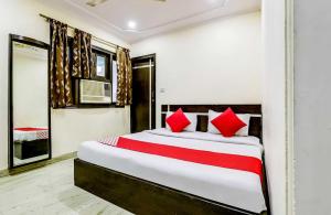 Un ou plusieurs lits dans un hébergement de l'établissement OYO Flagship Hotel Kamal Palace Dx