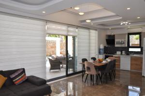 een woonkamer met een tafel en een keuken bij Hisar Prestige D in Fethiye