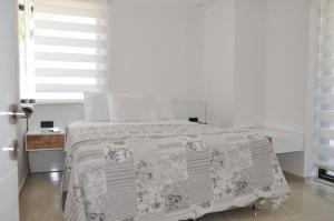 een witte slaapkamer met een bed en een raam bij Hisar Prestige D in Fethiye +17 foto's
