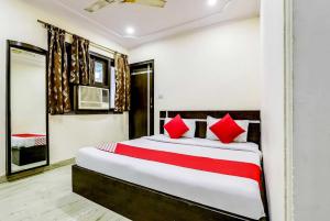 Ліжко або ліжка в номері OYO Flagship Hotel Kamal Palace Dx