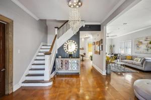 Galeriebild der Unterkunft GrandCraftsman style home with pool and hot tub/ center to all of New Orleans in New Orleans