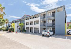 un edificio de apartamentos con un coche aparcado delante de él en B&B HOTEL Toulon La Seyne sur Mer en La Seyne-sur-Mer