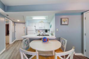 - une cuisine avec une table et des chaises blanches dans la chambre dans l'établissement Harbour Place, à Gulf Shores