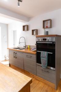 a kitchen with a stainless steel oven and a sink at Executive High-End Luxury Accommodation in Southampton, Perfect for Relocators, Contractors and Professionals in Southampton