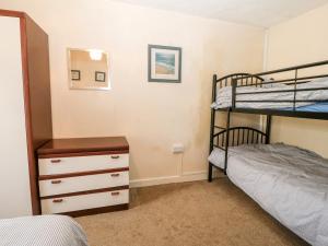 1 dormitorio con litera y vestidor en 2 Bryn Hyfryd, en Abersoch