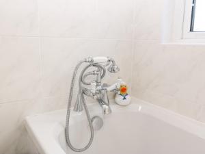 y baño con bañera blanca y ducha. en 2 Bryn Hyfryd, en Abersoch 27 fotos más