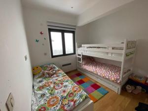 1 Schlafzimmer mit 2 Etagenbetten und 1 Bett in der Unterkunft Apartman Dunja-Vila Pekovic Zlatibor in Zlatibor