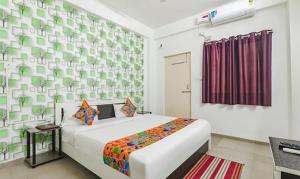 une chambre avec un grand lit dans une pièce dans l'établissement Via Ashiyana Inn, à Patna
