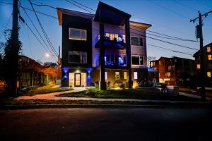 ein Gebäude mit blauen Lichtern an der Seite in der Unterkunft Country Classic at West End Living, Unit #203 in Nashville