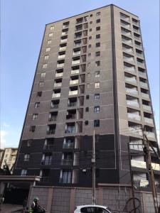 un edificio alto con una macchina parcheggiata di fronte di Furnished apartment in Lavington a Nairobi