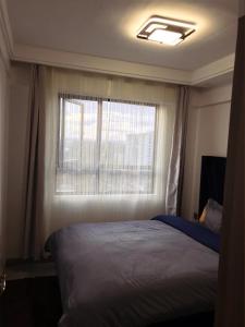 una camera con letto e finestra di Furnished apartment in Lavington a Nairobi