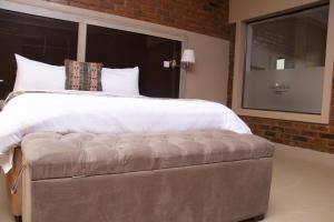 een slaapkamer met een groot bed en een raam bij Exquisite executive room for 2 - 2179 in Kingsmead