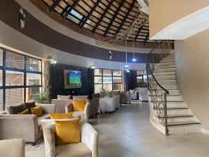 un restaurante con sofás y una escalera en un edificio en Exquisite executive room for 2 - 2179 en Kingsmead