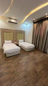 Een bed of bedden in een kamer bij روز للشقق الفندقية 3