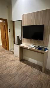 TV de pantalla plana grande en la pared de una habitación en روز الخيال للشقق المخدومة 3, en Hotat bani tamim