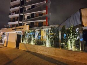 een gebouw met een hek ervoor bij Apartamento 2 Suítes com piscina e churrasqueira, ao lado da UFSC in Florianópolis