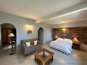 Asuncion Palace tesisinde bir odada yatak veya yataklar