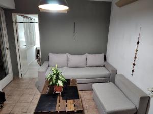 un soggiorno con divano e tavolo di SANFER CENTER 2 a San Fernando