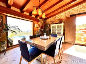 a dining room with a table and chairs at VH CostaBlanca - CALIMA in Benissa