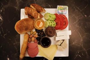 un plato de comida con diferentes tipos de pan y hortalizas en GRAND ONUR HOTEL en Estambul