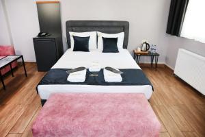 1 dormitorio con 1 cama grande y 2 toallas. en GRAND ONUR HOTEL en Estambul