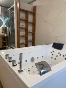 Galeriebild der Unterkunft Jacuzzi 2 places - App 4 pers - Parking (digicode) in Goussainville
