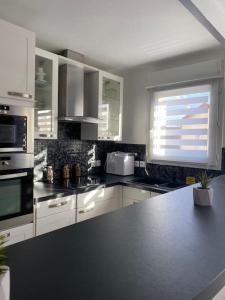 Galeriebild der Unterkunft Jacuzzi 2 places - App 4 pers - Parking (digicode) in Goussainville