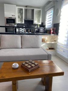 Galeriebild der Unterkunft Jacuzzi 2 places - App 4 pers - Parking (digicode) in Goussainville