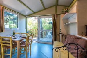 Posezení v ubytování Camping La Pinède Enchantée