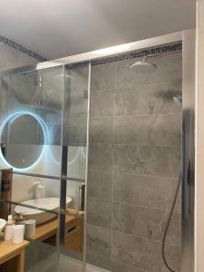 Galeriebild der Unterkunft Jacuzzi 2 places - App 4 pers - Parking (digicode) in Goussainville