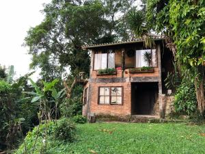 una casa de ladrillo con una ventana y plantas en ella en APTO casa BRANCA na NATUREZA en Florianópolis