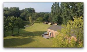 een luchtfoto van een huis in een veld bij Rustiek vakantiehuis in 't groen in Lier