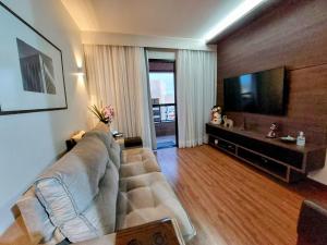 巴西利亞的住宿－Bonaparte hotel D411，带沙发和平面电视的客厅