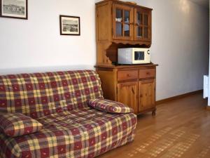 uma sala de estar com um sofá e um micro-ondas num armário em Appartement Font-Romeu-Odeillo-Via, 2 pièces, 6 personnes - FR-1-580-19 em Font Romeu Odeillo Via