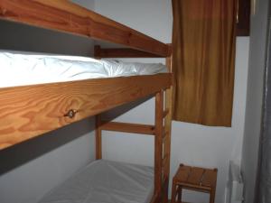 Двухъярусная кровать или двухъярусные кровати в номере Appartement Font-Romeu-Odeillo-Via, 2 pièces, 6 personnes - FR-1-580-19