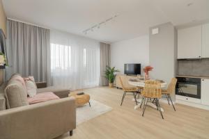 sala de estar con sofá y mesa en Elegant Apartment for 4 with Parking in Poznan by Renters, en Poznan