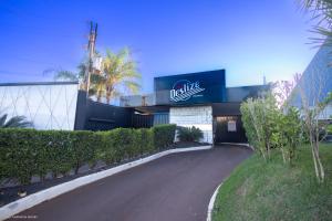 a building with a sign on the side of a road at Motel Deslize Ribeirão Preto in Ribeirão Preto