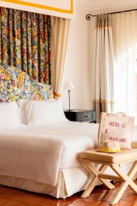 een hotelkamer met een bed en een raam bij Il Pellicano in Porto Ercole