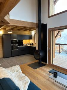 een woonkamer met een open haard en een keuken bij Chalet Chablis in Les Deux Alpes