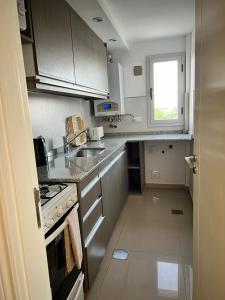 una piccola cucina con piano cottura e finestra di Departamento 6 piso con piscina, de 1 dormitorio a Río Cuarto