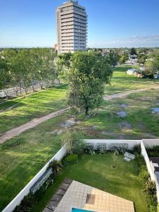 une vue aérienne sur un parc avec un bâtiment dans l'établissement Departamento 6 piso con piscina, de 1 dormitorio, à Río Cuarto