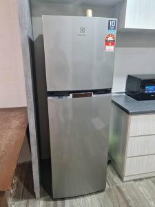 - un réfrigérateur dans une cuisine à côté d'un comptoir dans l'établissement V' BROS VivaCity 3bedroom J4.4 [GOT DRYER], à Kuching